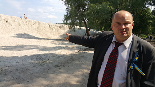 На фото Гладчук показує скільки Король та його посіпаки накрали піску у Бобриці
